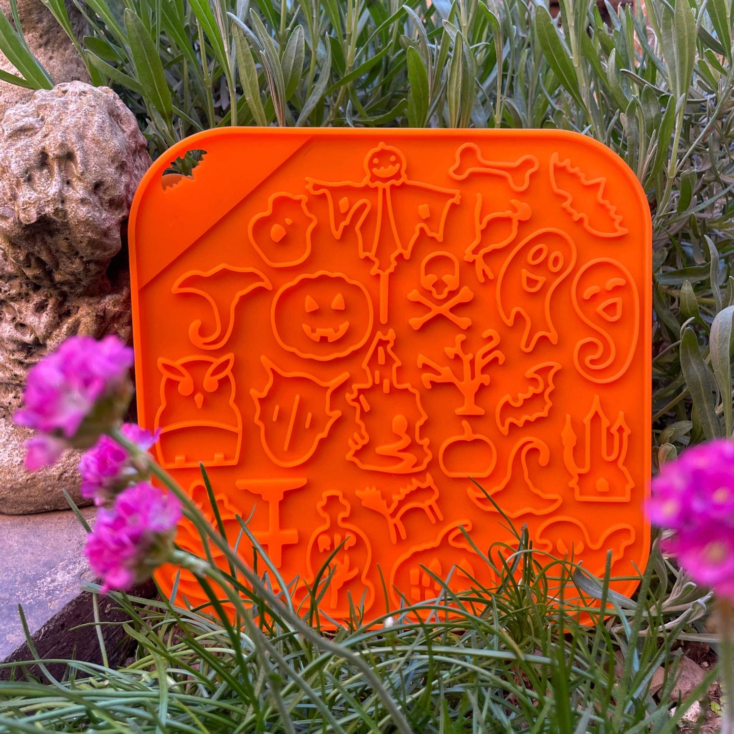 CHEWTOPIA Lick Mat + FREE Silicone Spatula