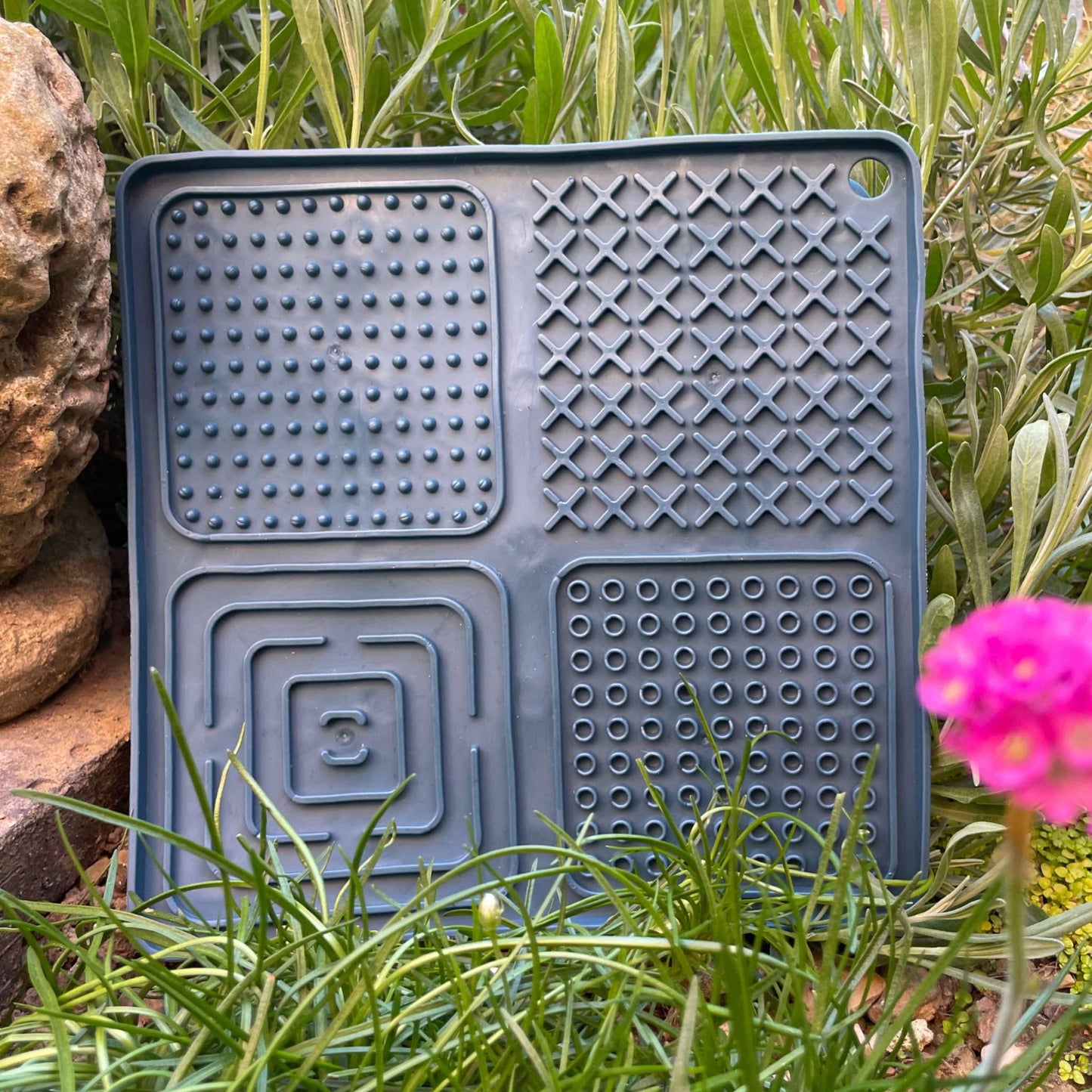 CHEWTOPIA Lick Mat + FREE Silicone Spatula