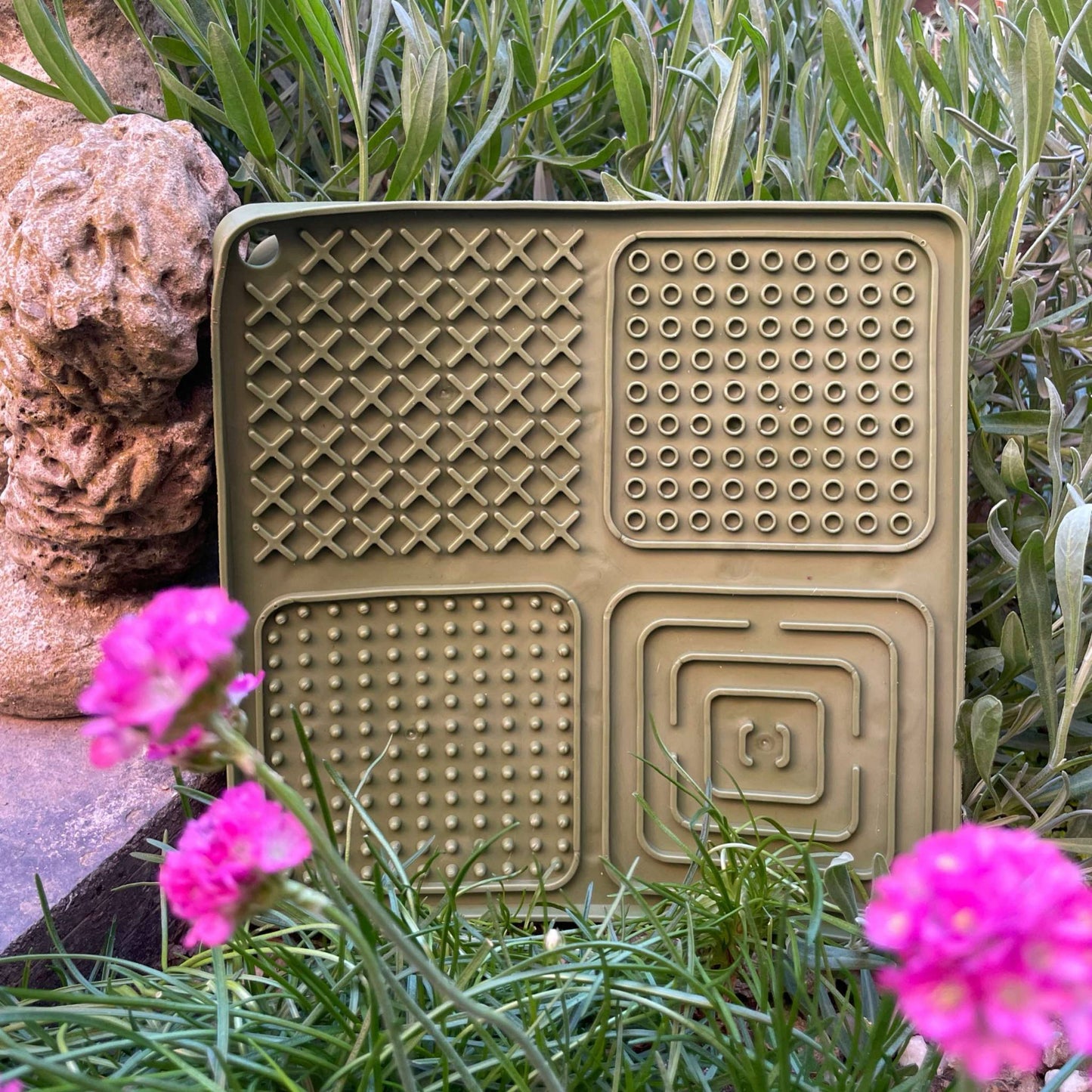 CHEWTOPIA Lick Mat + FREE Silicone Spatula